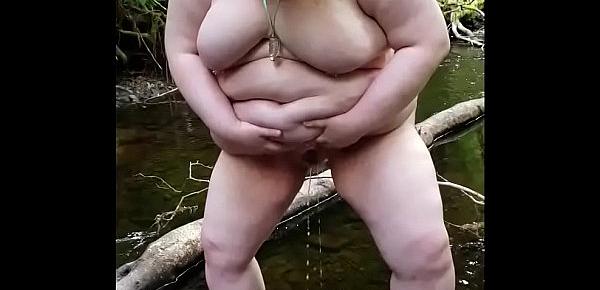  happy BBW piss in nature